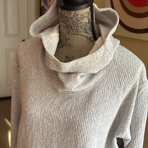 Sweatshirt - Picture 2 of 3